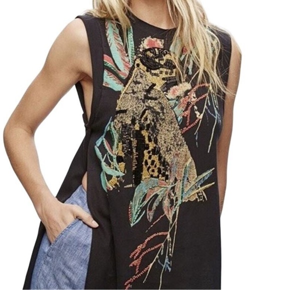 Black Sleeveless Graphic Top - Picture 2 of 10